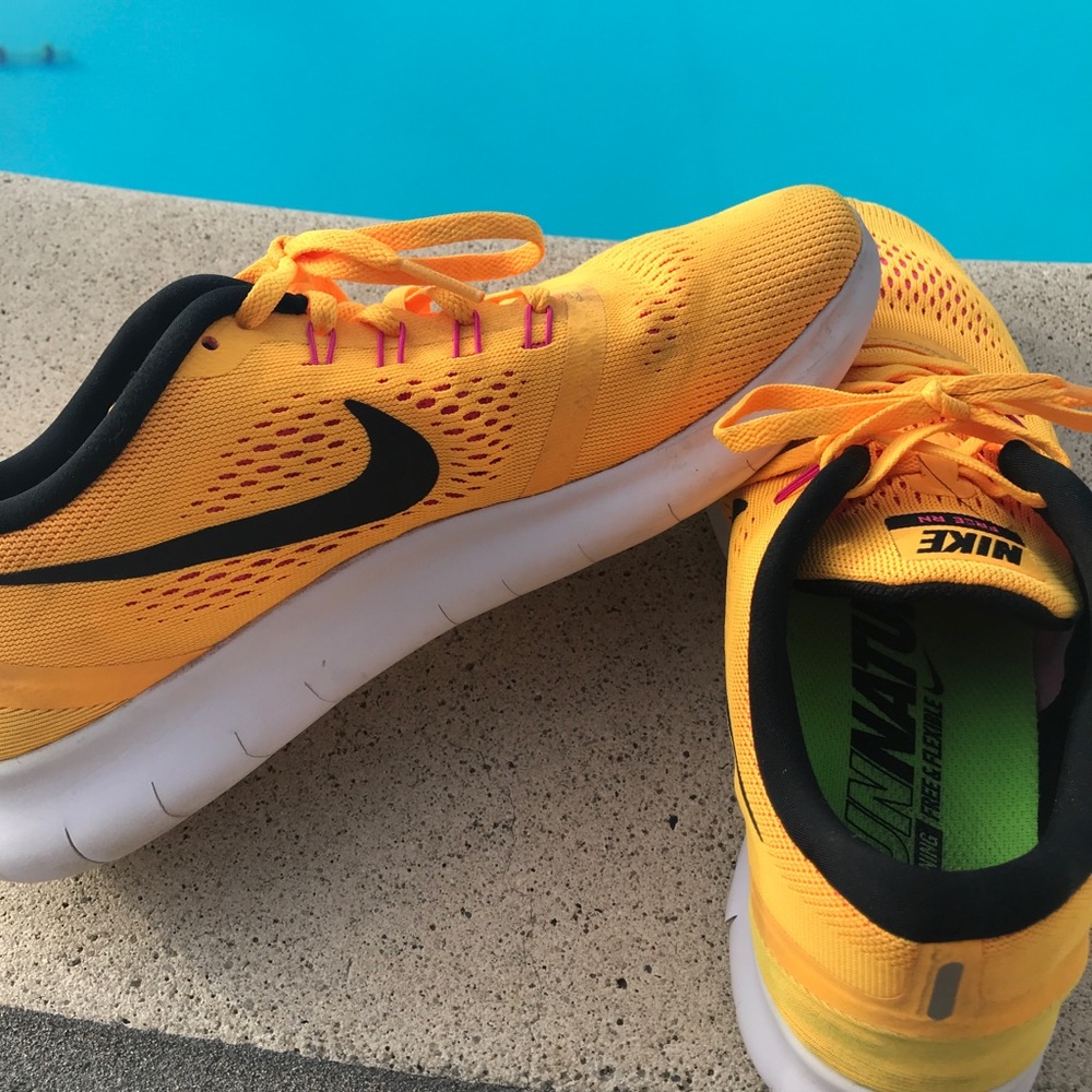 Nike FREE RUN! Great conditioned tennis shoes
